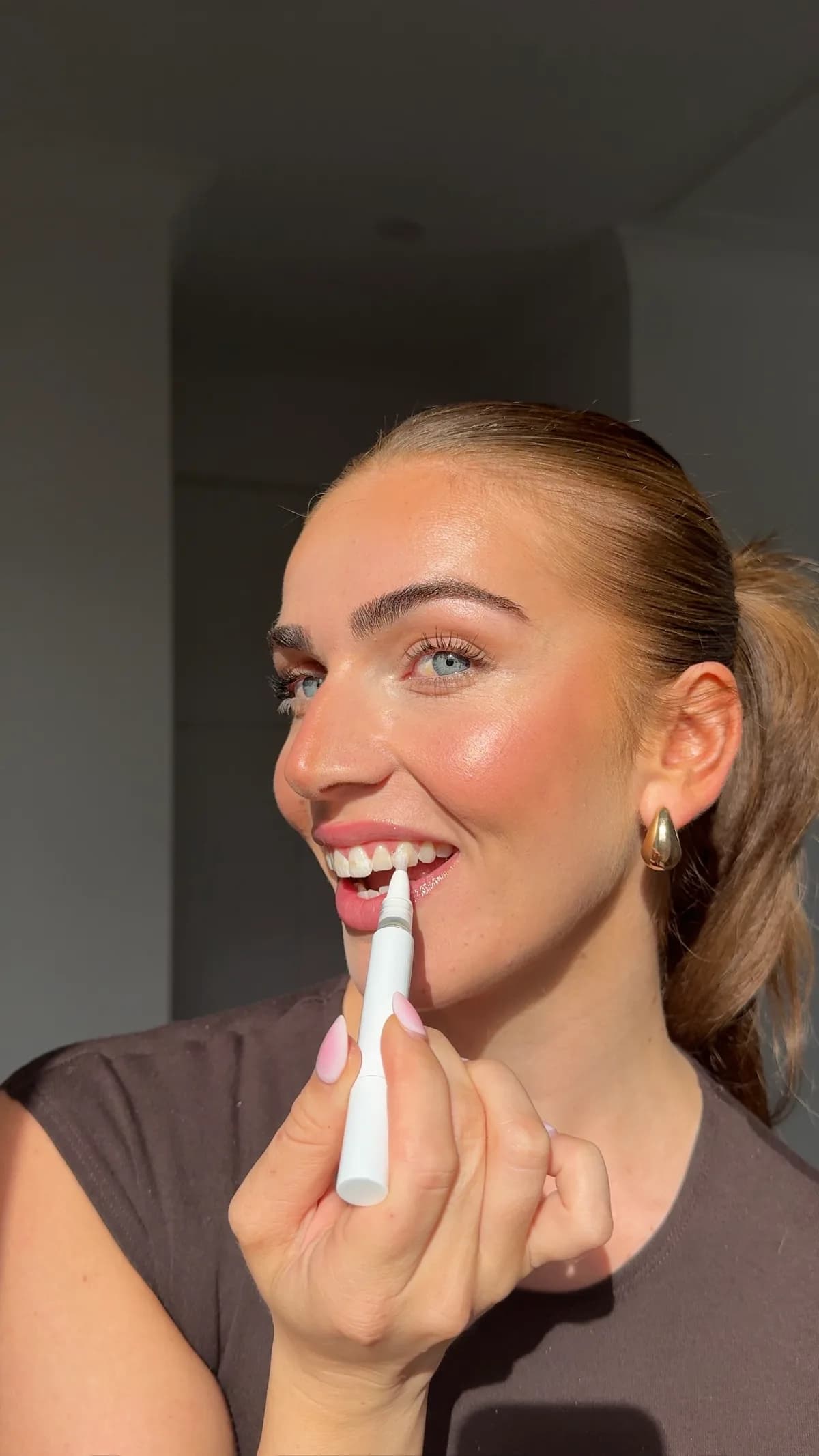 Customer applying the Twinkle White precision whitening pen